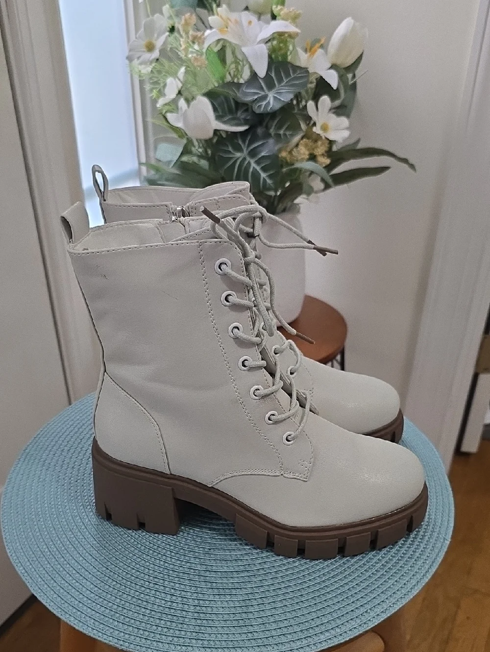 Dirty Laundry Brand Women's Lace-Up Combat Boots Light Gray with Brown Sole 5.5